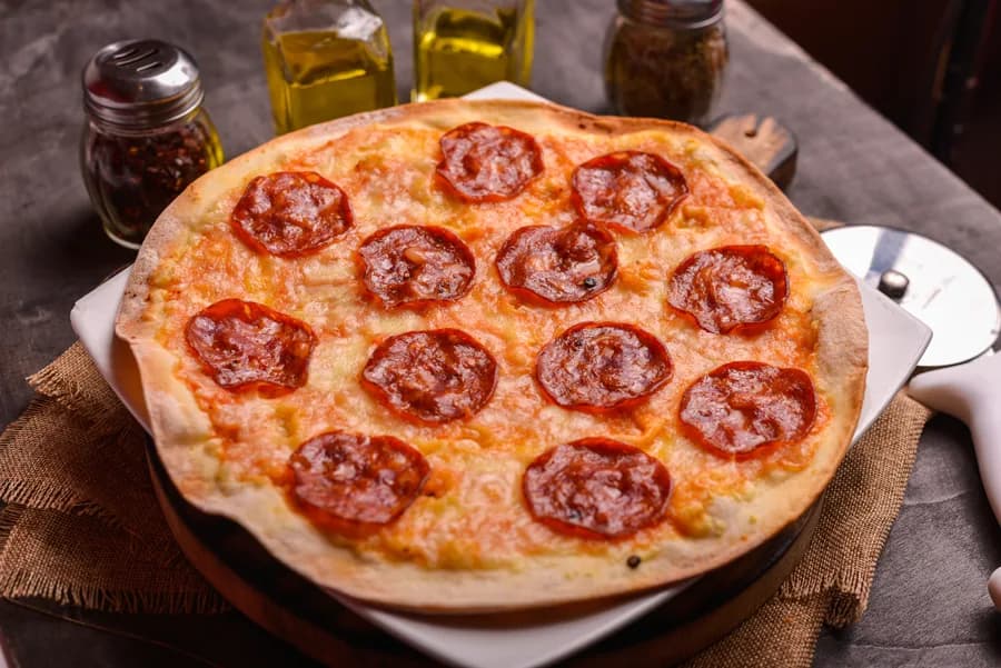 Pizza de pepperoni lista para compartir